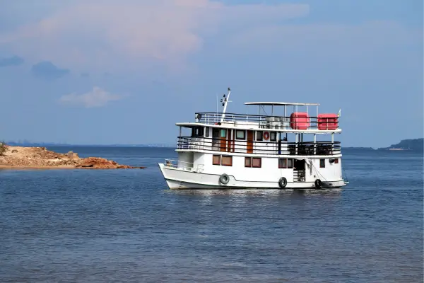 Passeios de Barcos e Aventura no Rio Amazonas